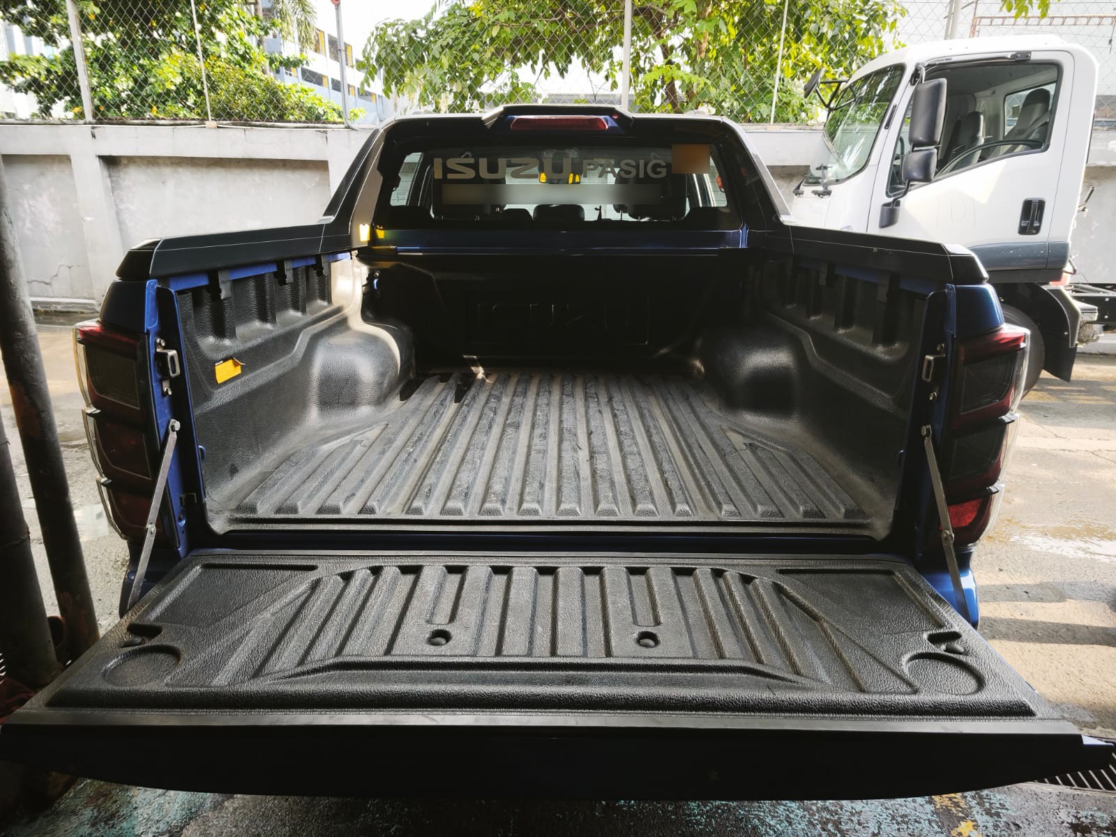 Used 1
                    ISUZU
                     for Sale Image