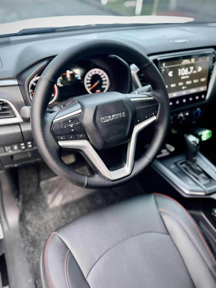 Used 1
                    ISUZU
                     for Sale Image