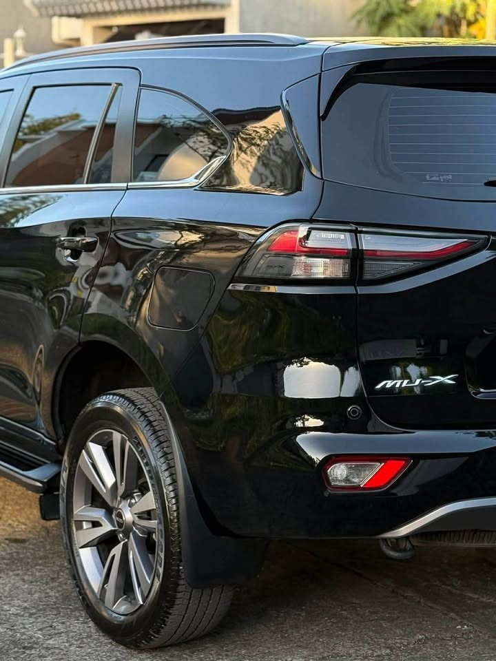 Used 1
                    ISUZU
                     for Sale Image